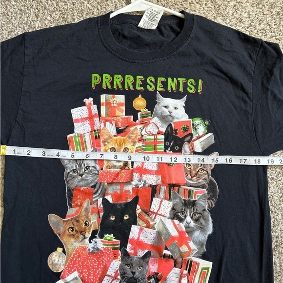 🦋Dec. 25th Christmas Black Red Green T-Shirt Cats Presents Funny Holiday Kittens - Picture 4 of 5